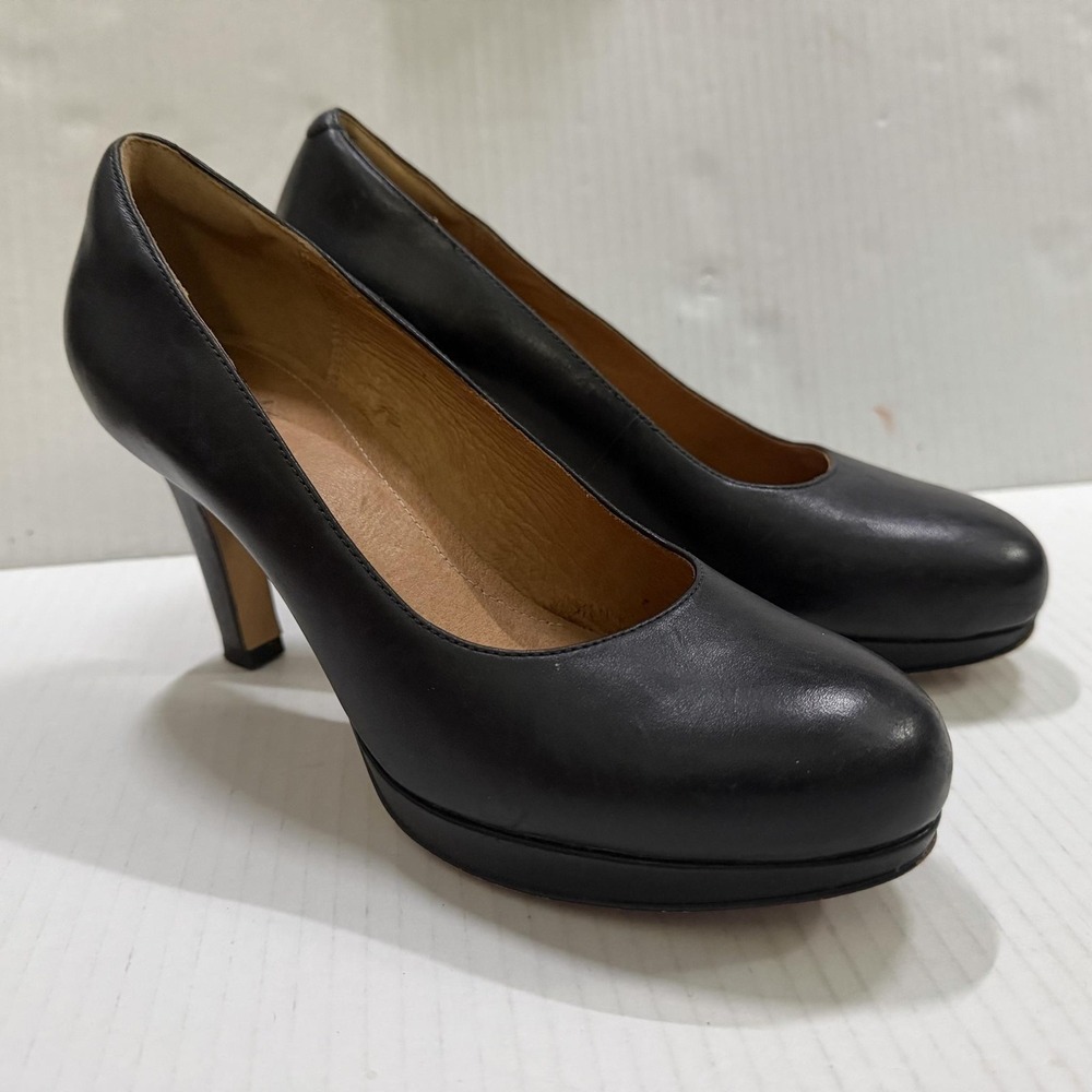 Clarks Artisan Pump Shoes Womens 7 Black Leather Platform Heel Round Toe Comfort